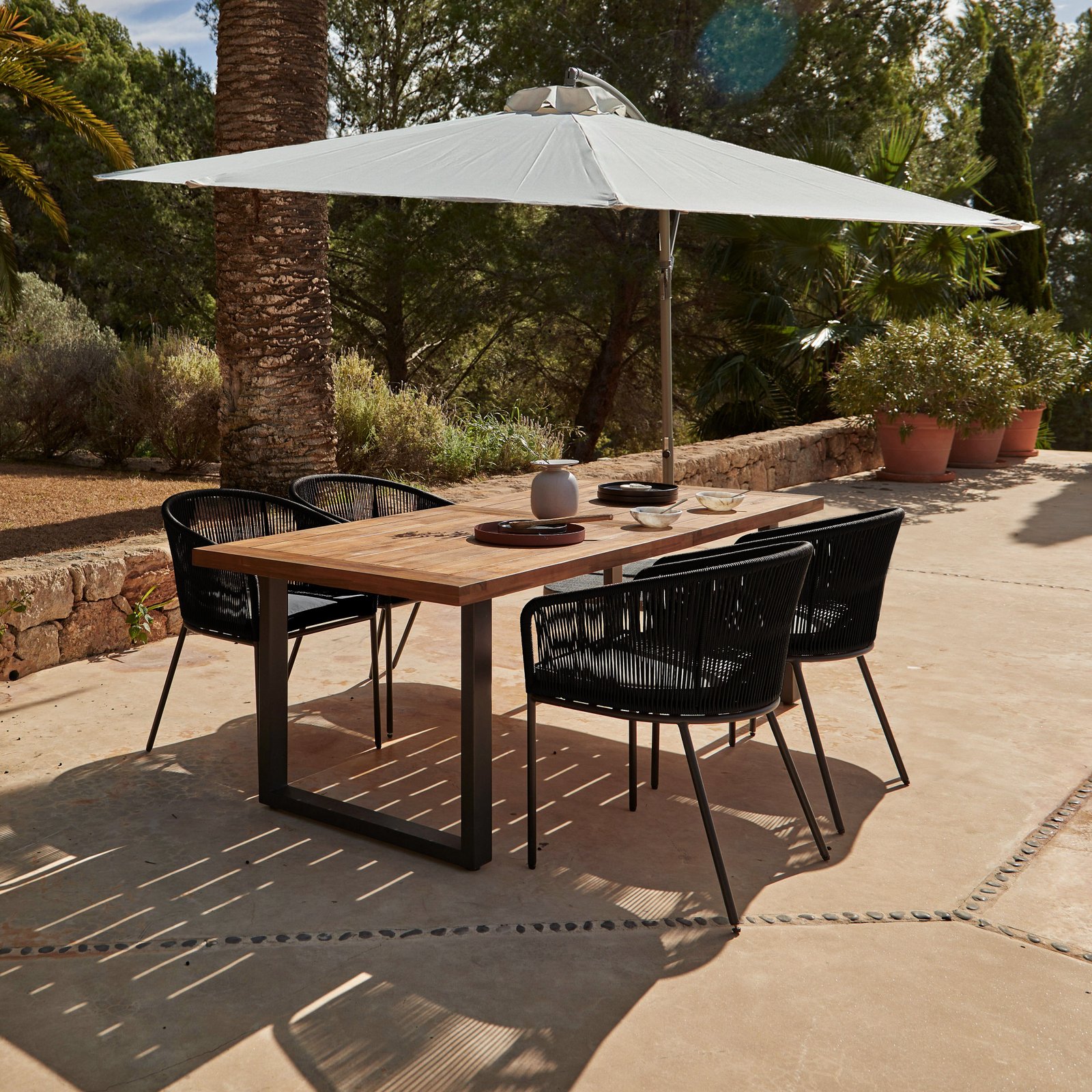 HALI_PINK_SET_1blackwithcreamstandardparasol_02ab87ba-87b0-4262-8fc0-e69c338629d3 Hali 4 Seater Wooden Outdoor Dining Set with Hali Black Chairs & Cream Lean Over Parasol - 175cm