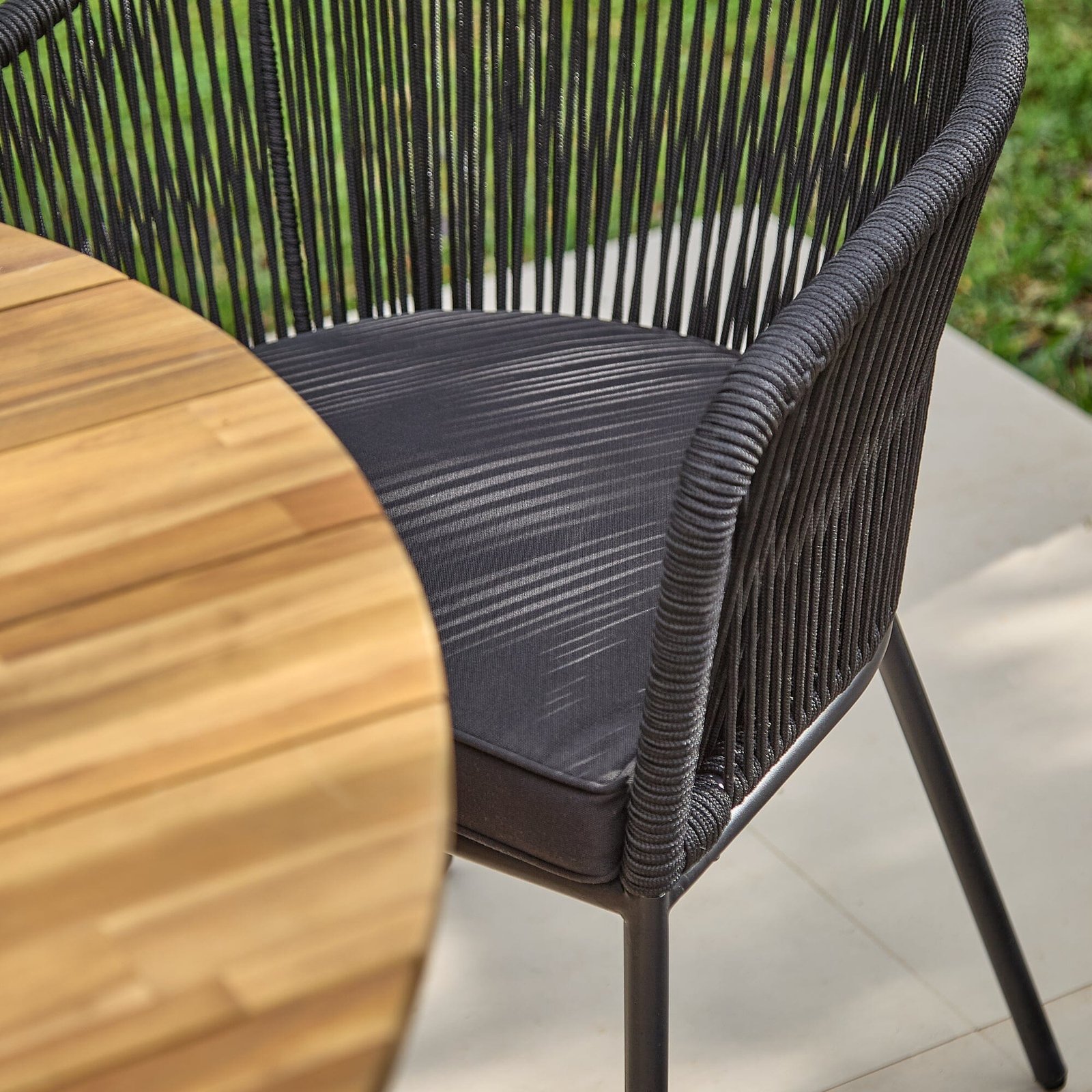 Willow 6 Seater Round Wooden Garden Set with 6 Hali Black Rope Chairs & Round Cream Parasol - Image 7