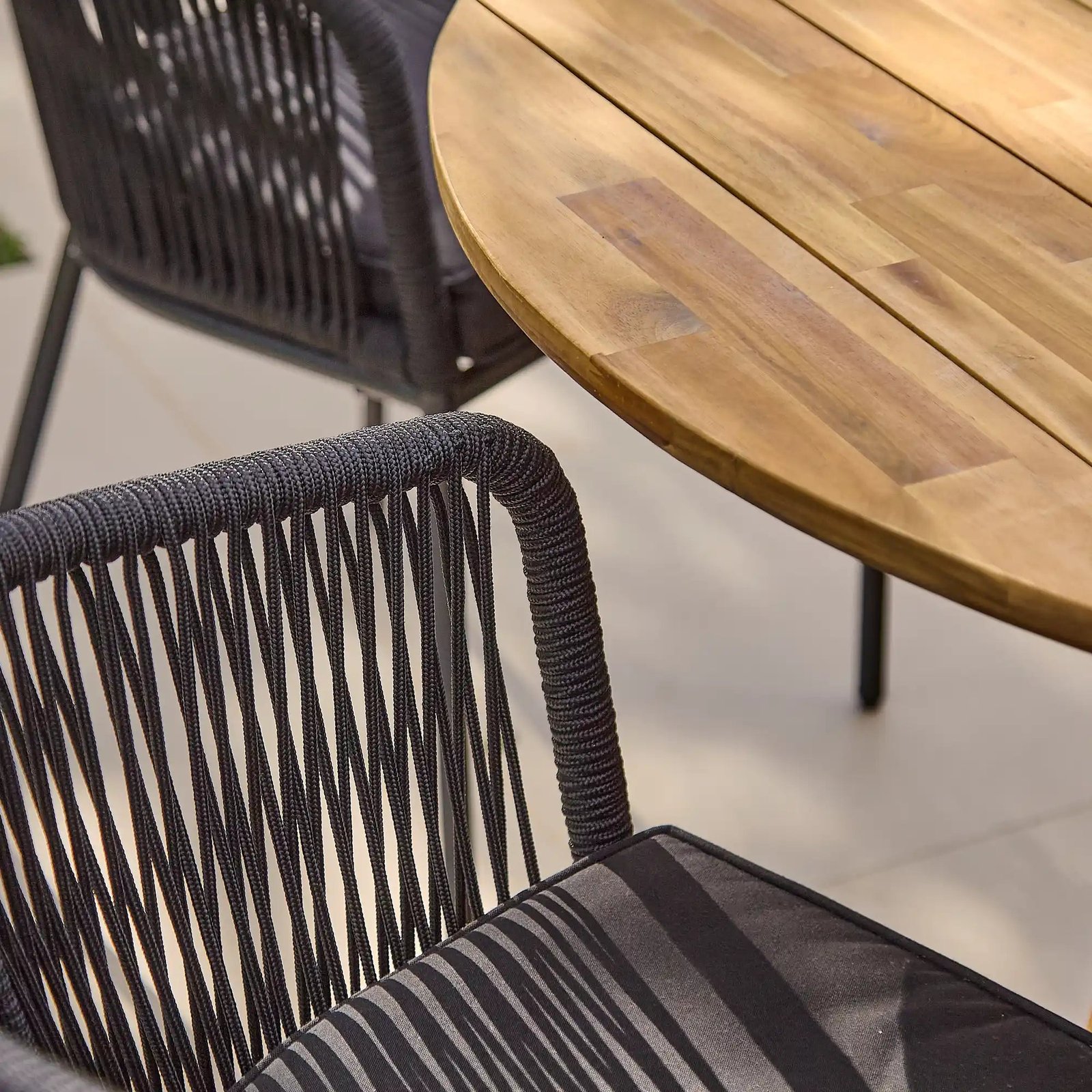 Willow 6 Seater Round Wooden Garden Set with 6 Hali Black Rope Chairs & Round Cream Parasol - Image 5