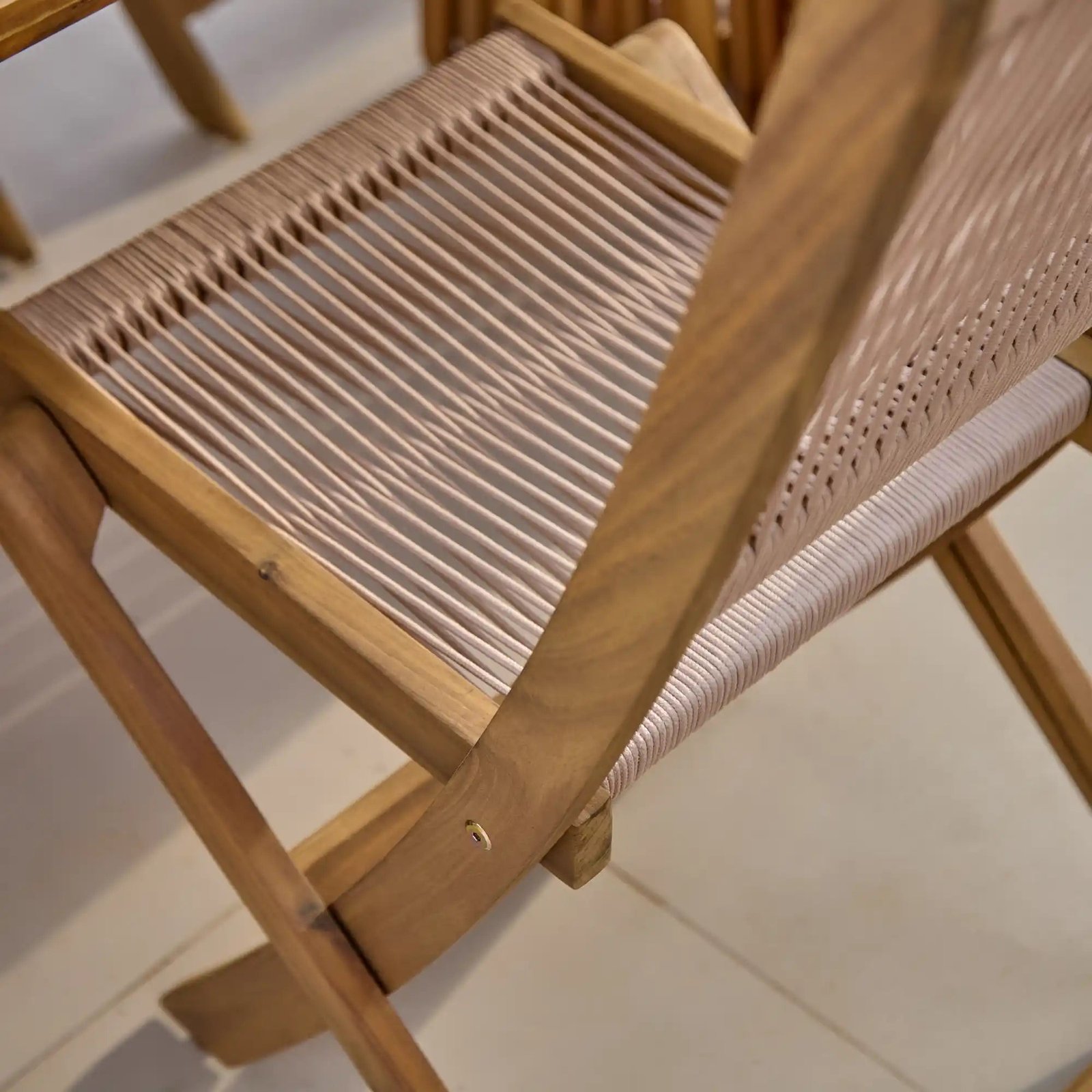 Ashby 4 Seater Wooden Round Garden Dining Set with 4 Cove Rope Chairs & Grey Parasol  - 130cm - Image 4